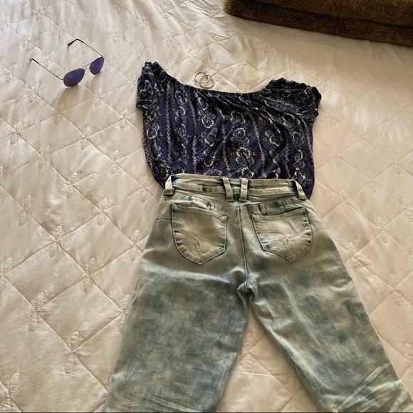 Distressed light wash jeans with butt enhancement - Picture 3 of 4